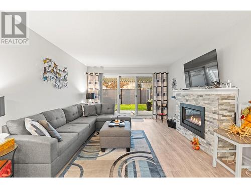 3900 27 Avenue Unit# 24, Vernon, BC - Indoor Photo Showing Living Room With Fireplace