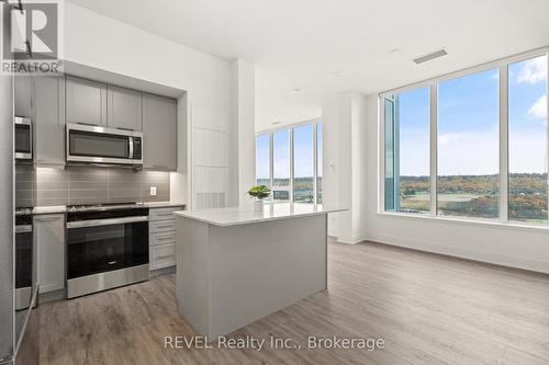 1907 - 385 Winston Road, Grimsby (540 - Grimsby Beach), ON - Indoor Photo Showing Kitchen With Upgraded Kitchen