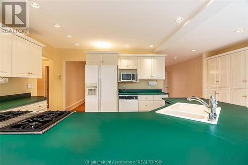 427 King Street West, Chatham, ON - Indoor Photo Showing Kitchen With Double Sink