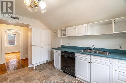 427 King Street West, Chatham, ON - Indoor Photo Showing Kitchen With Double Sink