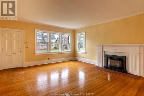 427 King Street West, Chatham, ON - Indoor Photo Showing Living Room With Fireplace