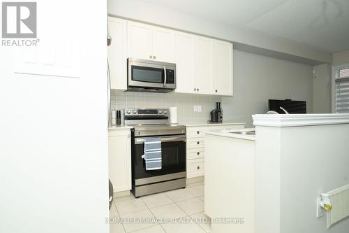 83 Finegan Circle, Brampton, ON - Indoor Photo Showing Kitchen