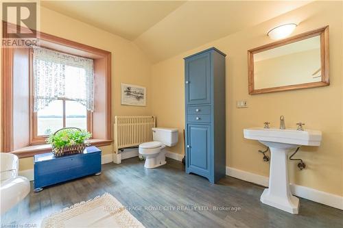 6086 5Th Line, Centre Wellington, ON - Indoor Photo Showing Bathroom