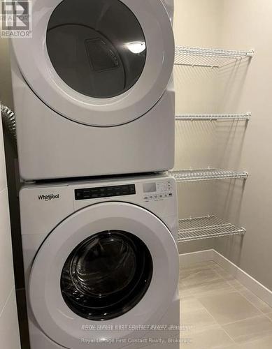 924 Robert Ferrie Drive, Kitchener, ON - Indoor Photo Showing Laundry Room