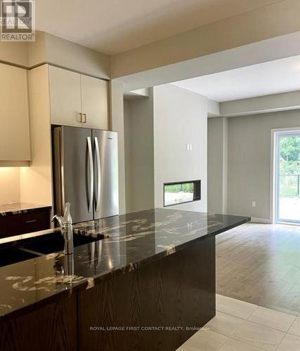 924 Robert Ferrie Drive, Kitchener, ON - Indoor Photo Showing Kitchen