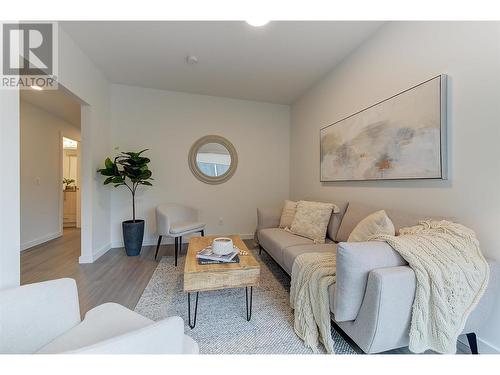 685 Boynton Place Unit# 62, Kelowna, BC - Indoor Photo Showing Living Room