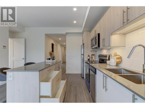 685 Boynton Place Unit# 62, Kelowna, BC - Indoor Photo Showing Kitchen With Double Sink With Upgraded Kitchen