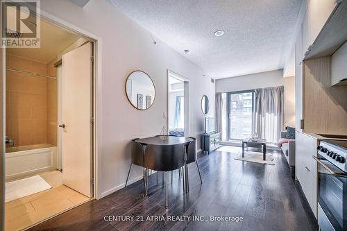 1002 - 159 Dundas Street E, Toronto, ON - Indoor Photo Showing Kitchen