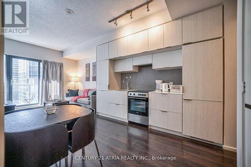 1002 - 159 Dundas Street E, Toronto, ON - Indoor Photo Showing Kitchen