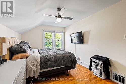 222 Alexandra Street, Port Colborne (878 - Sugarloaf), ON - Indoor Photo Showing Bedroom