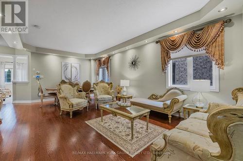 240 Borealis Avenue, Aurora, ON - Indoor Photo Showing Living Room