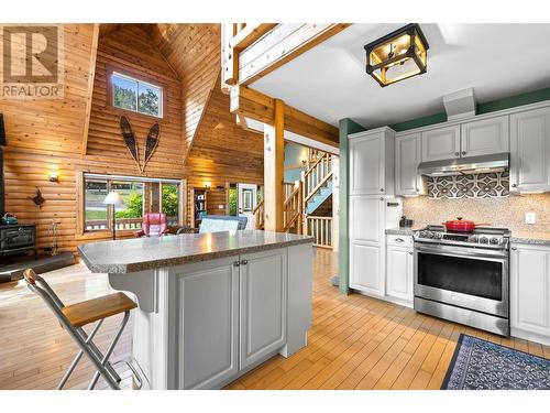 6695 33 Highway E, Kelowna, BC - Indoor Photo Showing Kitchen