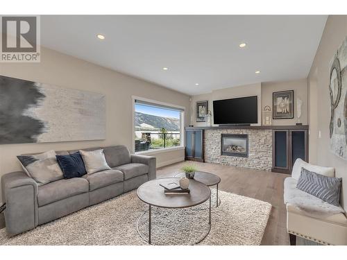 4511 Crawford Road, Lake Country, BC - Indoor Photo Showing Living Room With Fireplace