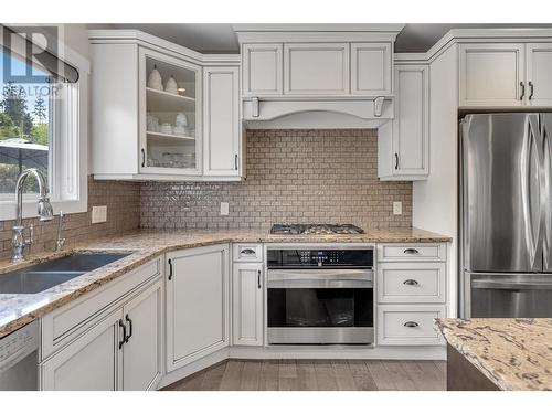 4511 Crawford Road, Lake Country, BC - Indoor Photo Showing Kitchen With Double Sink With Upgraded Kitchen