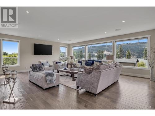 4511 Crawford Road, Lake Country, BC - Indoor Photo Showing Living Room