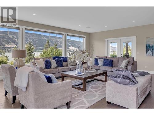 4511 Crawford Road, Lake Country, BC - Indoor Photo Showing Living Room