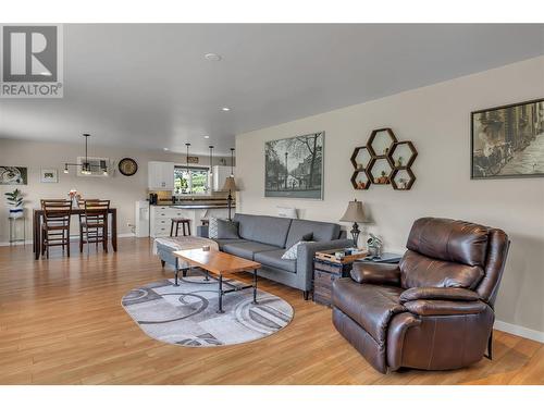 4511 Crawford Road, Lake Country, BC - Indoor Photo Showing Living Room