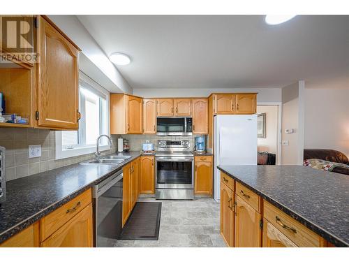 1220 25 Avenue Unit# 55, Vernon, BC - Indoor Photo Showing Kitchen With Double Sink