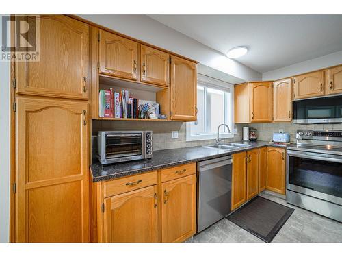 1220 25 Avenue Unit# 55, Vernon, BC - Indoor Photo Showing Kitchen With Double Sink