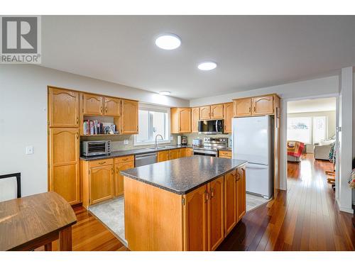 1220 25 Avenue Unit# 55, Vernon, BC - Indoor Photo Showing Kitchen With Double Sink