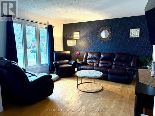 560 Fay Crescent, Timmins, ON - Indoor Photo Showing Living Room