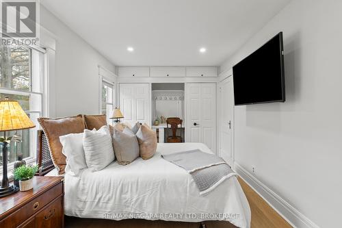 13 Linden Street, St. Catharines (451 - Downtown), ON - Indoor Photo Showing Bedroom