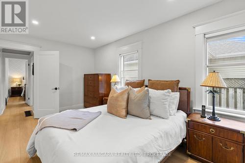 13 Linden Street, St. Catharines (451 - Downtown), ON - Indoor Photo Showing Bedroom