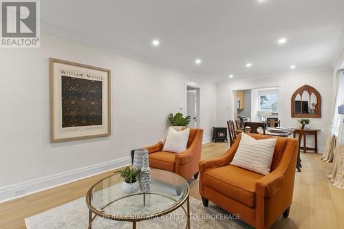 13 Linden Street, St. Catharines (451 - Downtown), ON - Indoor Photo Showing Living Room