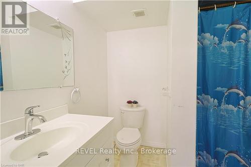 21 East Avenue S, Hamilton (Landsdale), ON - Indoor Photo Showing Bathroom