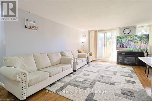 21 East Avenue S, Hamilton (Landsdale), ON - Indoor Photo Showing Living Room