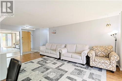 21 East Avenue S, Hamilton (Landsdale), ON - Indoor Photo Showing Living Room