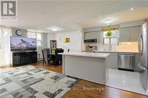 21 East Avenue S, Hamilton (Landsdale), ON - Indoor Photo Showing Kitchen With Upgraded Kitchen