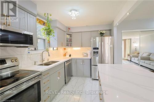 21 East Avenue S, Hamilton (Landsdale), ON - Indoor Photo Showing Kitchen With Double Sink With Upgraded Kitchen