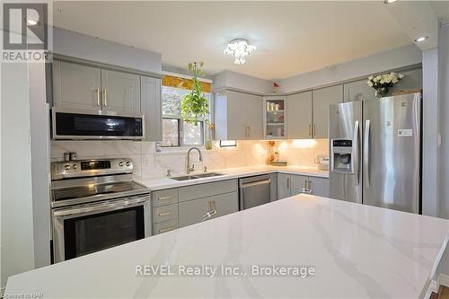 21 East Avenue S, Hamilton (Landsdale), ON - Indoor Photo Showing Kitchen With Double Sink With Upgraded Kitchen