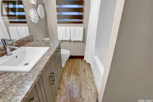 18 Bligh Bay, Regina, SK - Indoor Photo Showing Bathroom