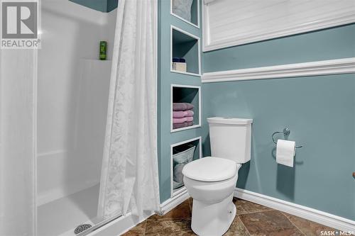 18 Bligh Bay, Regina, SK - Indoor Photo Showing Bathroom