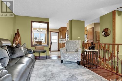 18 Bligh Bay, Regina, SK - Indoor Photo Showing Living Room