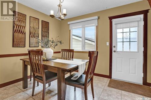 18 Bligh Bay, Regina, SK - Indoor Photo Showing Dining Room