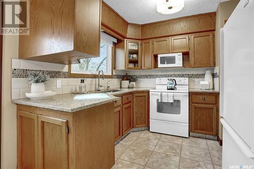 18 Bligh Bay, Regina, SK - Indoor Photo Showing Kitchen