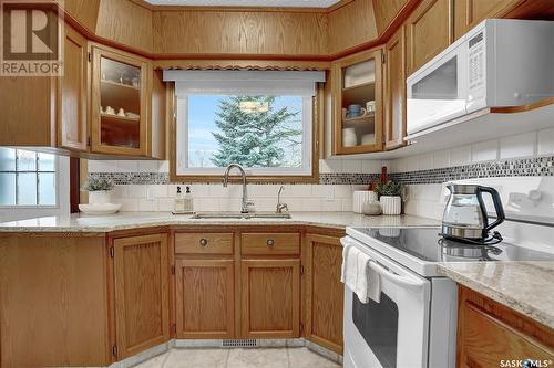 18 Bligh Bay, Regina, SK - Indoor Photo Showing Kitchen With Double Sink