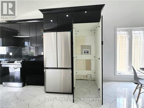 8414 Atack Court N, Niagara Falls (213 - Ascot), ON - Indoor Photo Showing Kitchen