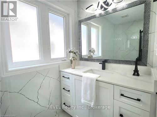 8414 Atack Court N, Niagara Falls (213 - Ascot), ON - Indoor Photo Showing Bathroom