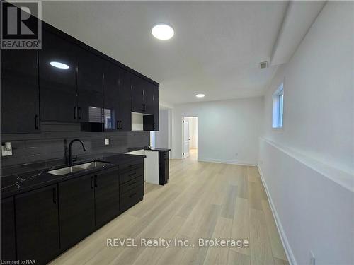 8414 Atack Court N, Niagara Falls (213 - Ascot), ON - Indoor Photo Showing Kitchen With Double Sink