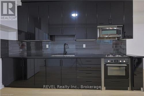 8414 Atack Court N, Niagara Falls (213 - Ascot), ON - Indoor Photo Showing Kitchen With Upgraded Kitchen