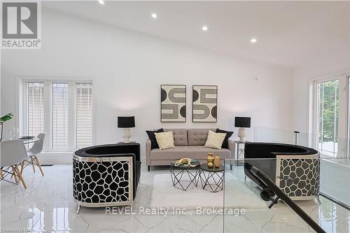 8414 Atack Court N, Niagara Falls (213 - Ascot), ON - Indoor Photo Showing Living Room