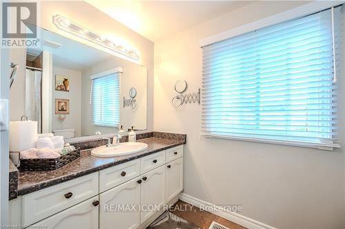 395 Downsview Place, Waterloo, ON - Indoor Photo Showing Bathroom