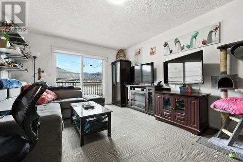 2090/2092 Westsyde Road, Kamloops, BC - Indoor Photo Showing Living Room