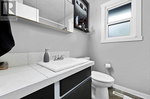 2090/2092 Westsyde Road, Kamloops, BC - Indoor Photo Showing Bathroom