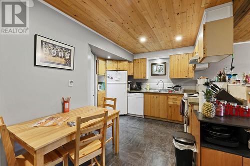 2090/2092 Westsyde Road, Kamloops, BC - Indoor Photo Showing Kitchen