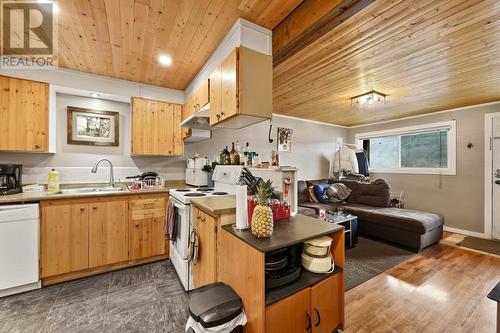 2090/2092 Westsyde Road, Kamloops, BC - Indoor Photo Showing Kitchen